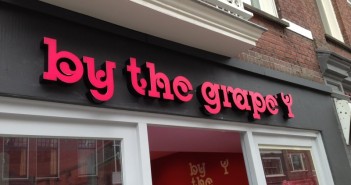 Een nieuwe gevelreclame voor wijnhuis By the Grape april_2013-091-351x185 april_2013-091-351x185 By the Grape Een nieuwe gevelreclame voor wijnhuis By the Grape april 2013 091 351x185