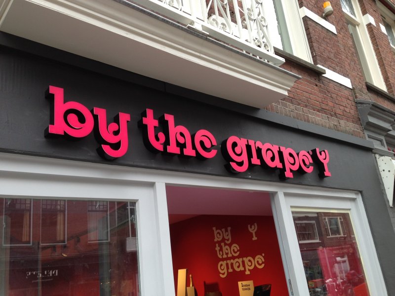 Een nieuwe gevelreclame voor wijnhuis By the Grape