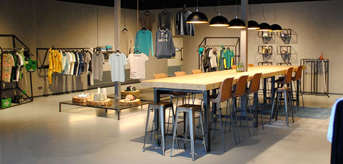 Combinatie Blauwstaal, LED en hout voor inrichting showroom en kantoor